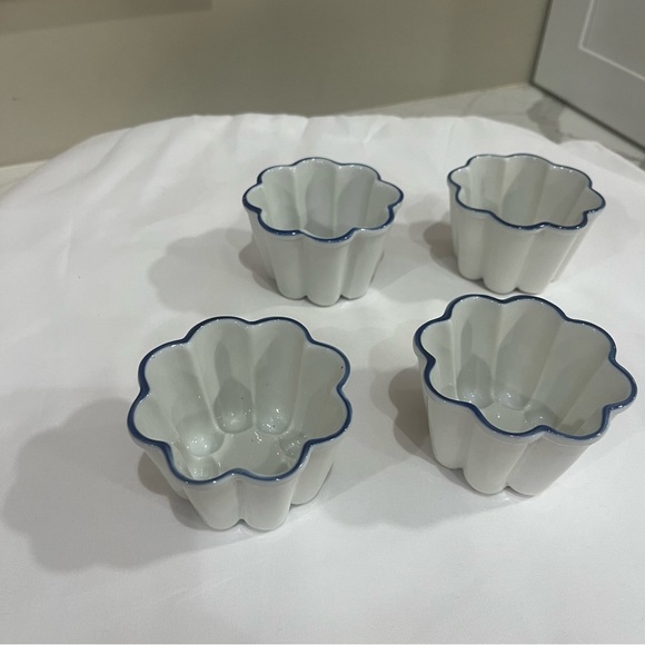 Vintage Fluted Jello/Flan Molds Set of 4 White Ceramic w Blue Rim - Picture 3 of 9